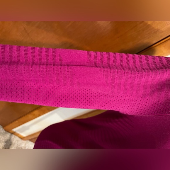 Under Armour Running Top sz Medium - Picture 3 of 8